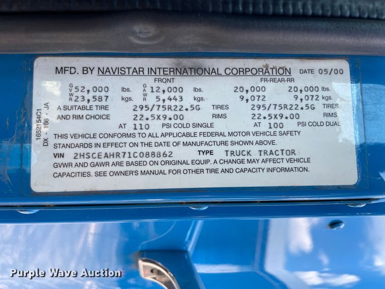 image for item IR9523 2001 International 9200i  semi truck