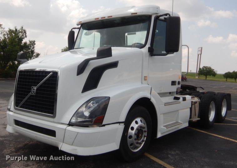 image for item IT9699 2015 Volvo  semi truck