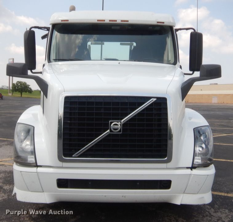image for item IT9699 2015 Volvo  semi truck