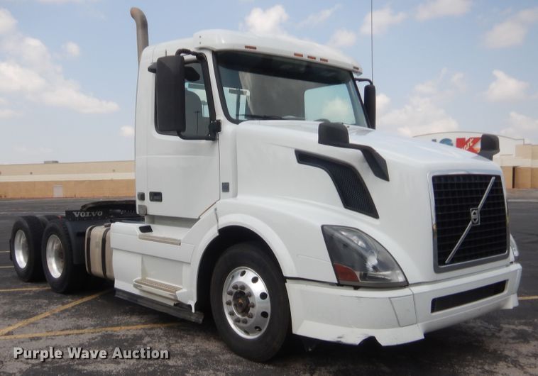 image for item IT9699 2015 Volvo  semi truck