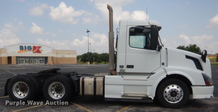 image for item IT9699 2015 Volvo  semi truck