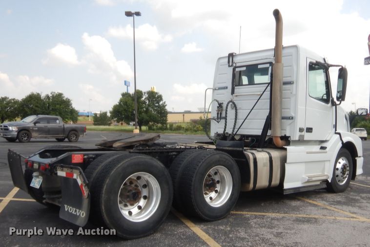 image for item IT9699 2015 Volvo  semi truck