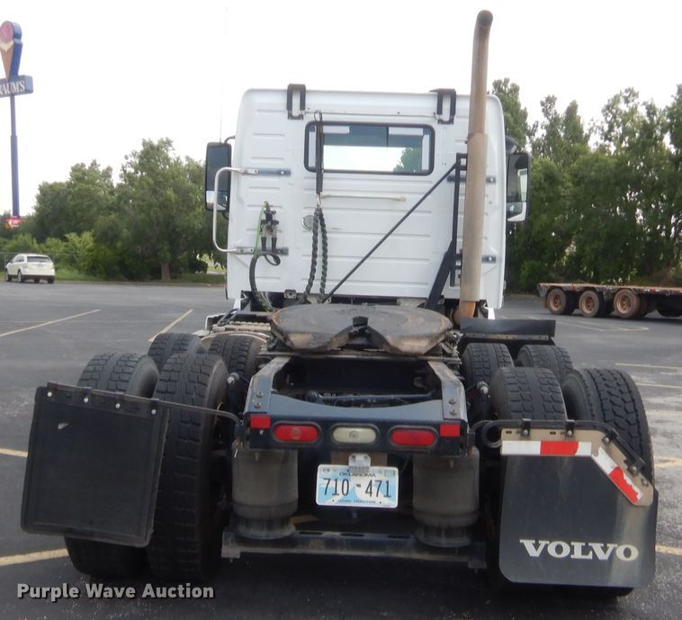 image for item IT9699 2015 Volvo  semi truck