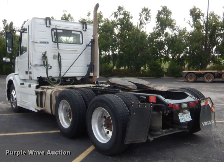 image for item IT9699 2015 Volvo  semi truck