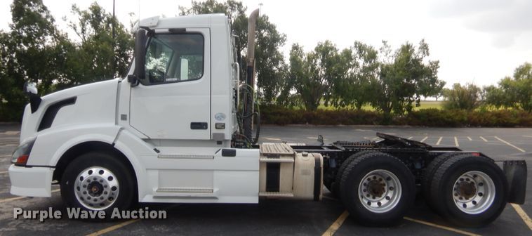 image for item IT9699 2015 Volvo  semi truck