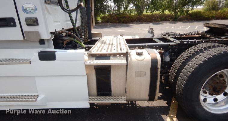 image for item IT9699 2015 Volvo  semi truck