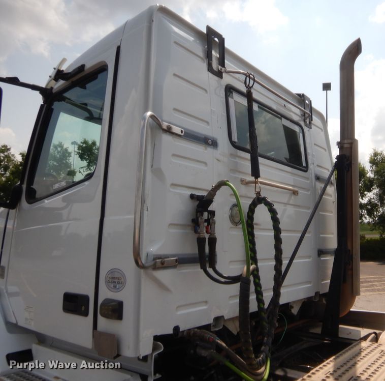 image for item IT9699 2015 Volvo  semi truck