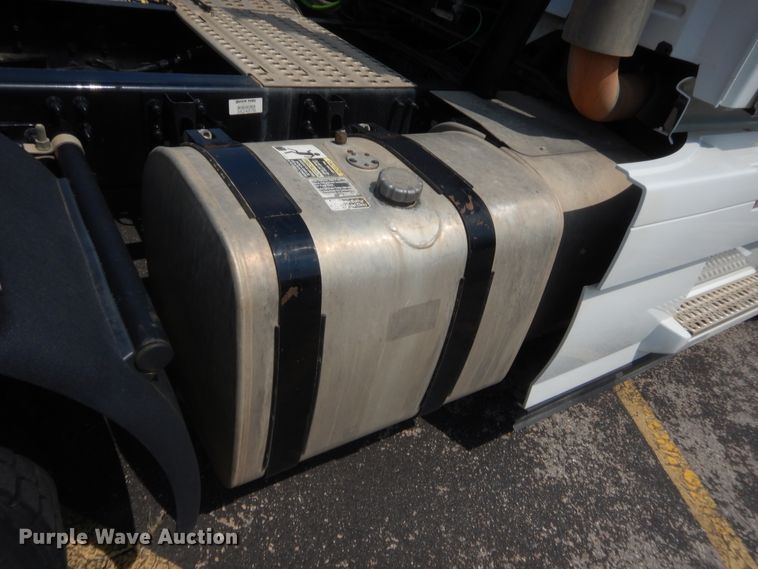 image for item IT9699 2015 Volvo  semi truck