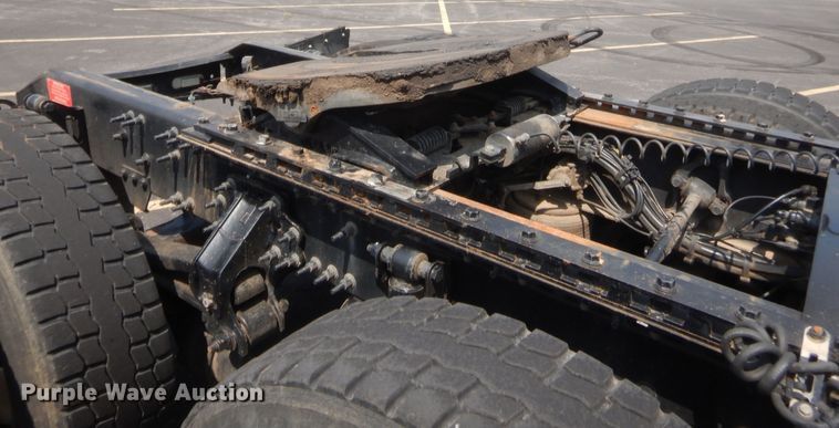 image for item IT9699 2015 Volvo  semi truck