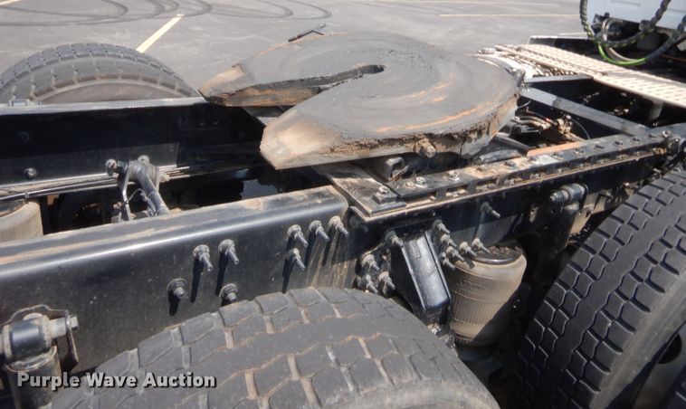 image for item IT9699 2015 Volvo  semi truck