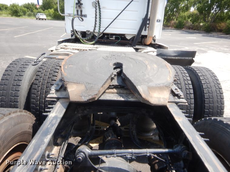 image for item IT9699 2015 Volvo  semi truck