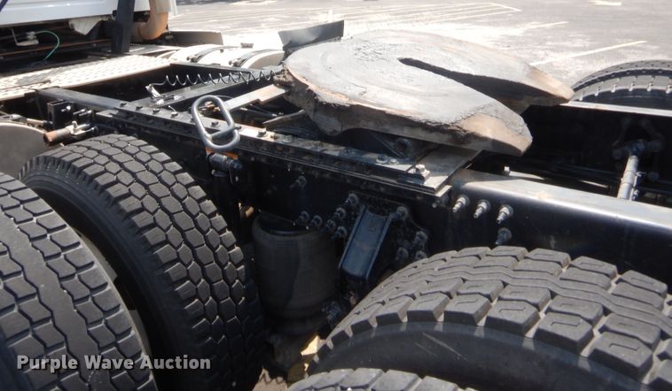 image for item IT9699 2015 Volvo  semi truck