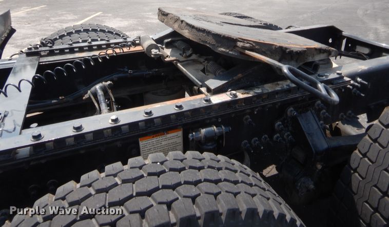 image for item IT9699 2015 Volvo  semi truck