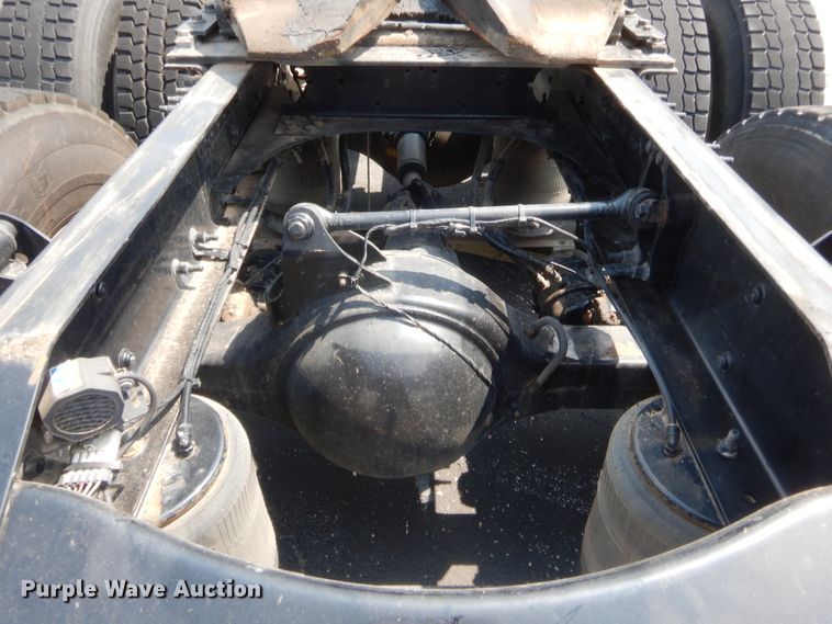 image for item IT9699 2015 Volvo  semi truck