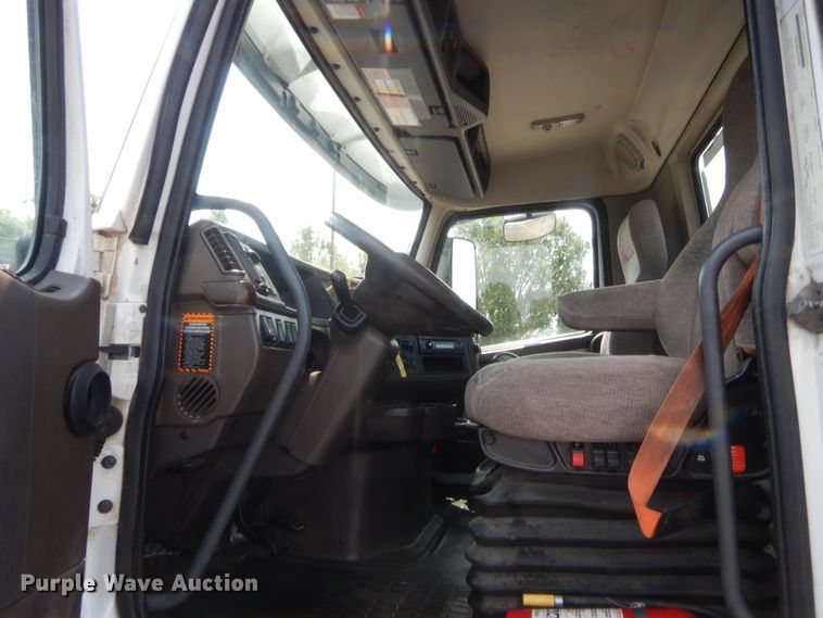 image for item IT9699 2015 Volvo  semi truck