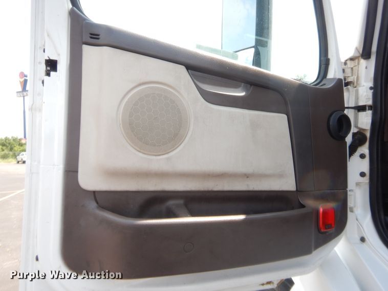 image for item IT9699 2015 Volvo  semi truck