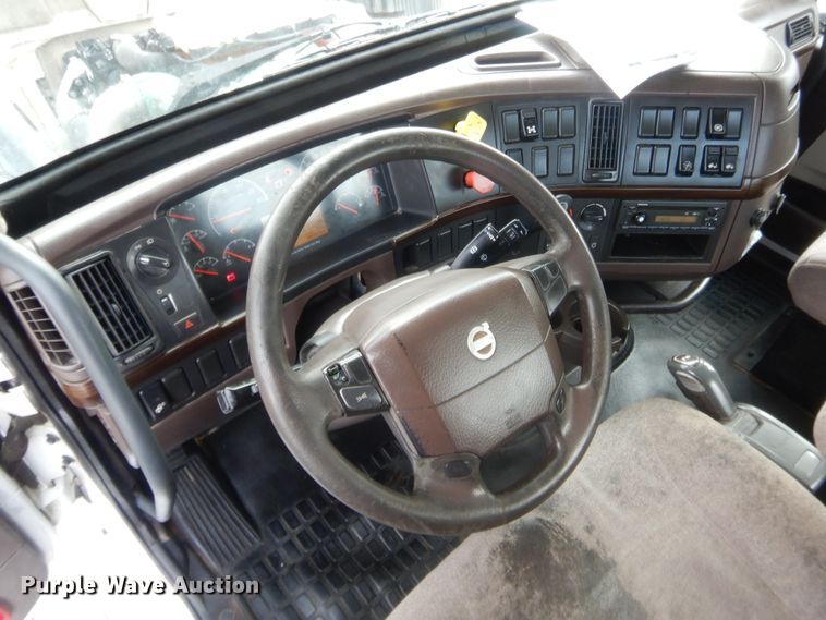 image for item IT9699 2015 Volvo  semi truck