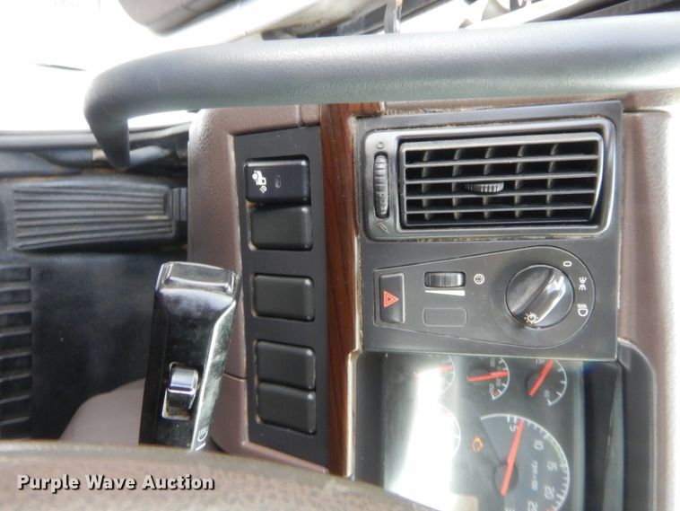 image for item IT9699 2015 Volvo  semi truck