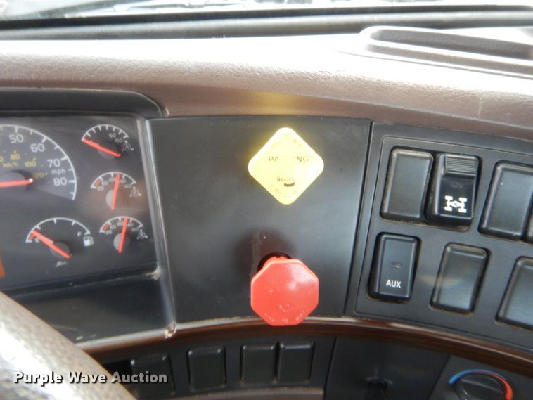 image for item IT9699 2015 Volvo  semi truck