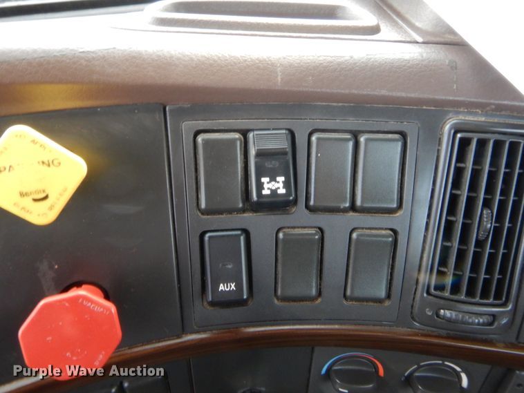 image for item IT9699 2015 Volvo  semi truck