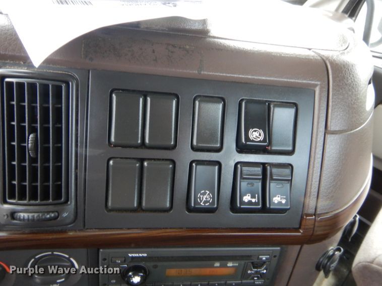 image for item IT9699 2015 Volvo  semi truck