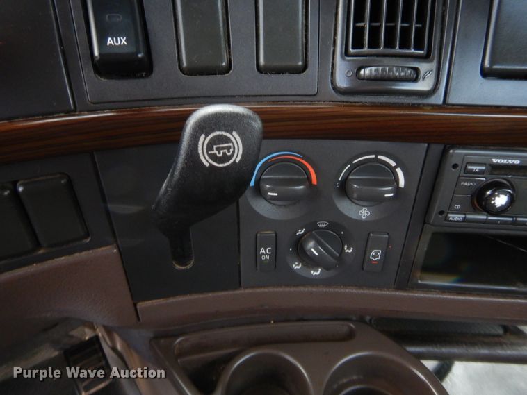 image for item IT9699 2015 Volvo  semi truck