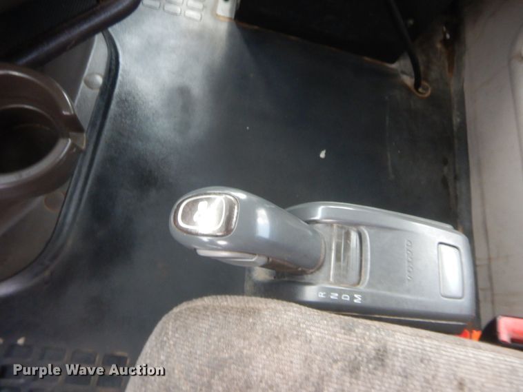 image for item IT9699 2015 Volvo  semi truck