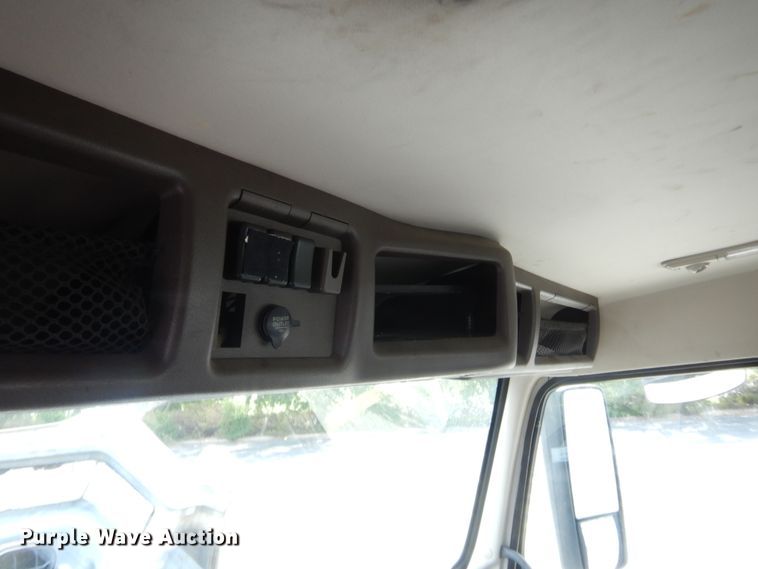 image for item IT9699 2015 Volvo  semi truck