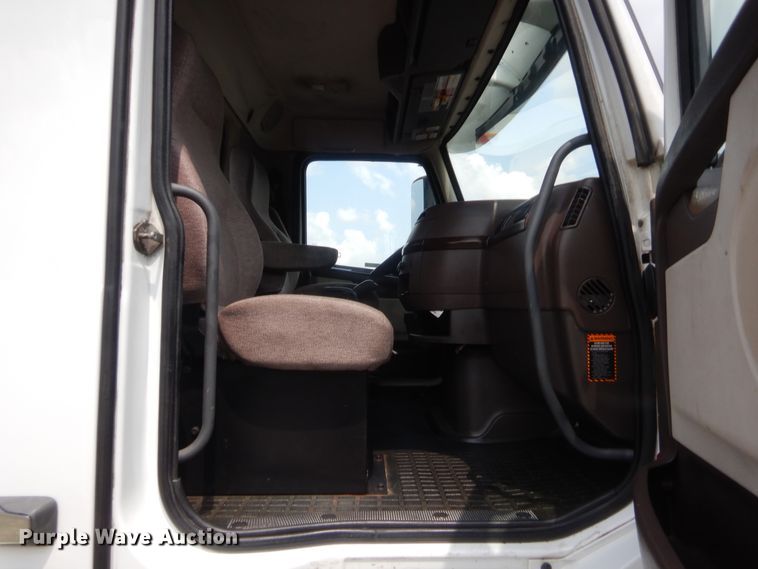 image for item IT9699 2015 Volvo  semi truck