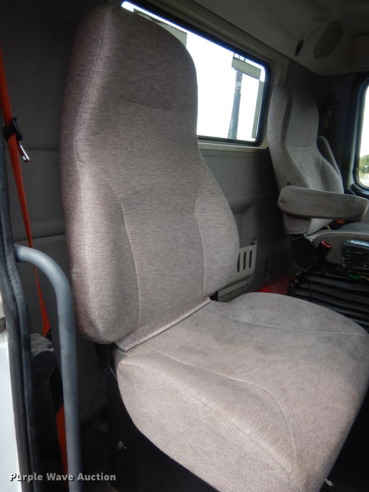 image for item IT9699 2015 Volvo  semi truck