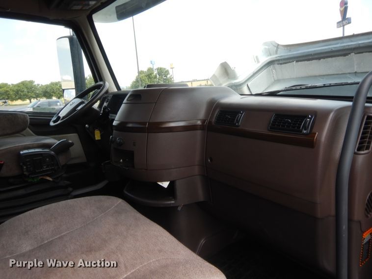 image for item IT9699 2015 Volvo  semi truck