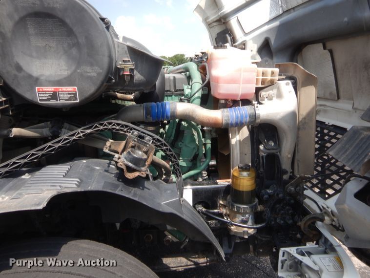 image for item IT9699 2015 Volvo  semi truck