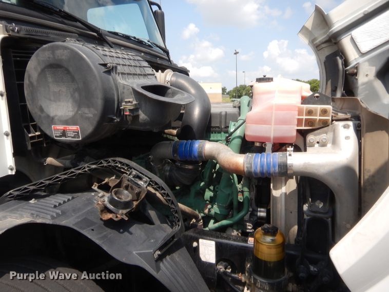 image for item IT9699 2015 Volvo  semi truck