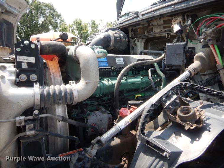 image for item IT9699 2015 Volvo  semi truck