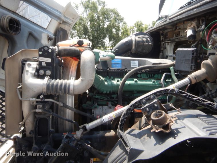 image for item IT9699 2015 Volvo  semi truck