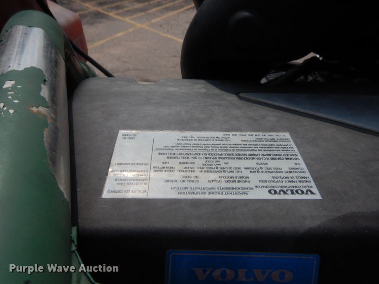 image for item IT9699 2015 Volvo  semi truck