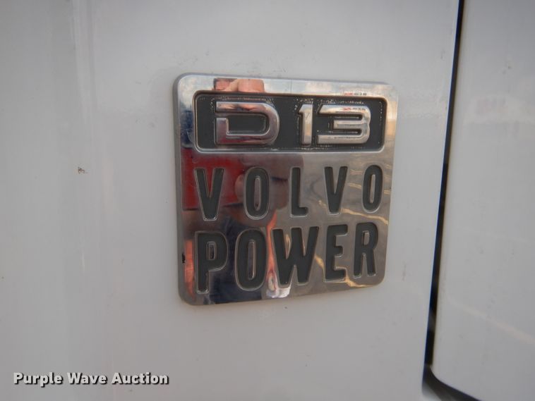 image for item IT9699 2015 Volvo  semi truck