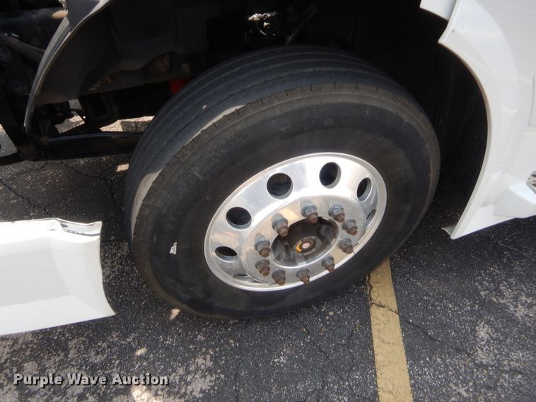 image for item IT9699 2015 Volvo  semi truck