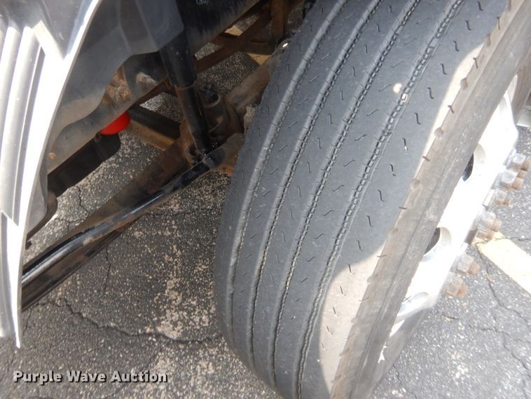 image for item IT9699 2015 Volvo  semi truck