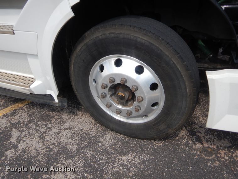 image for item IT9699 2015 Volvo  semi truck