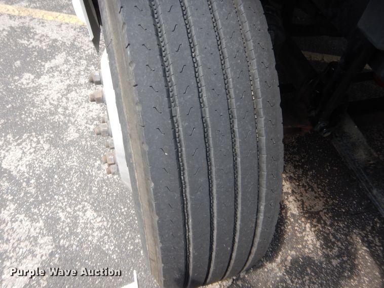 image for item IT9699 2015 Volvo  semi truck