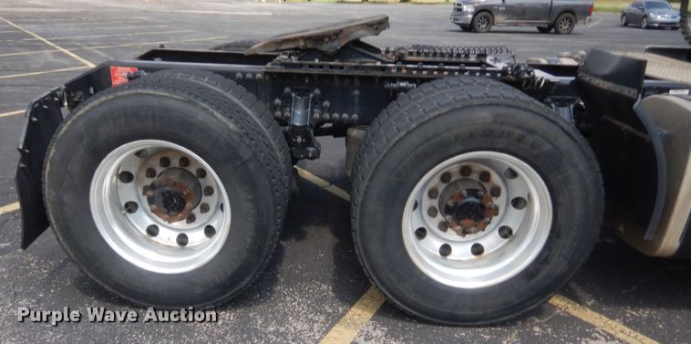 image for item IT9699 2015 Volvo  semi truck