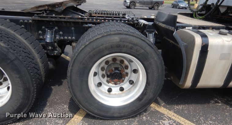 image for item IT9699 2015 Volvo  semi truck