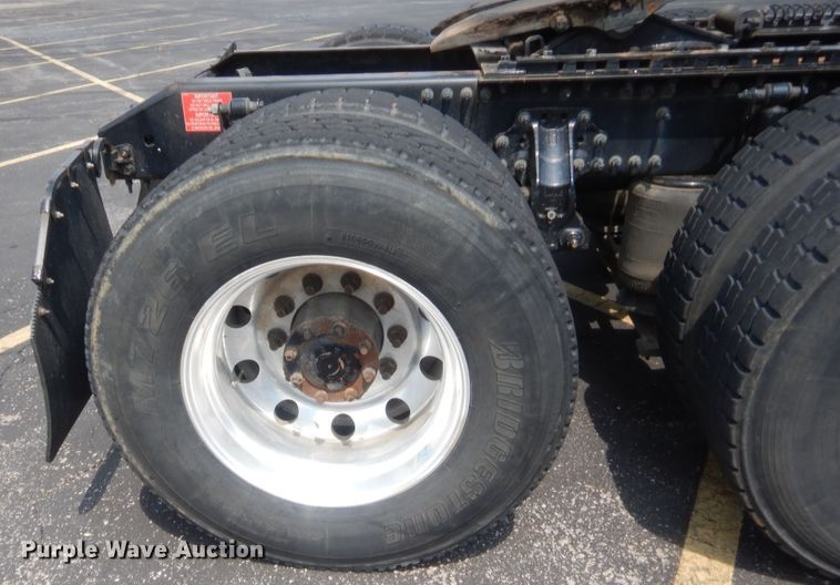 image for item IT9699 2015 Volvo  semi truck