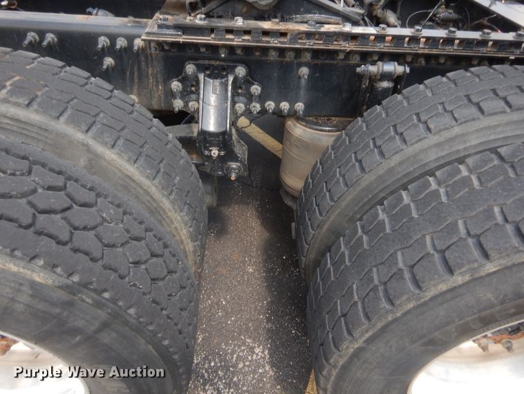 image for item IT9699 2015 Volvo  semi truck