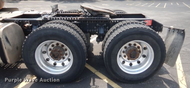 image for item IT9699 2015 Volvo  semi truck