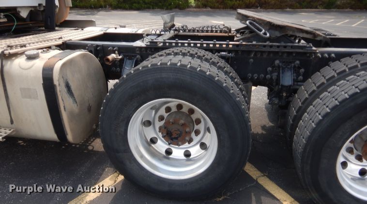 image for item IT9699 2015 Volvo  semi truck