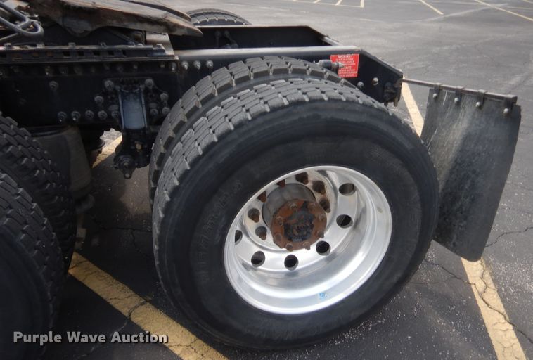 image for item IT9699 2015 Volvo  semi truck