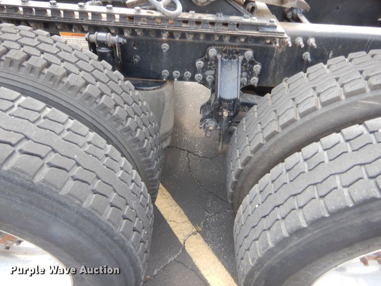 image for item IT9699 2015 Volvo  semi truck