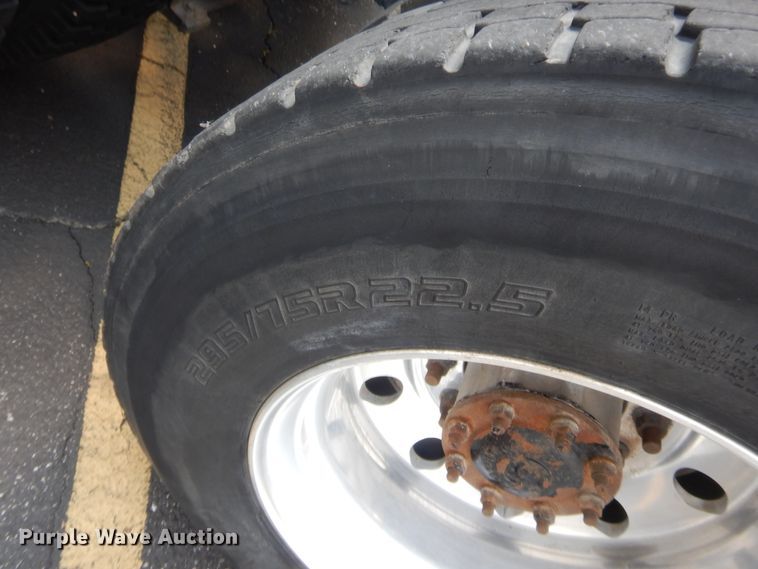 image for item IT9699 2015 Volvo  semi truck